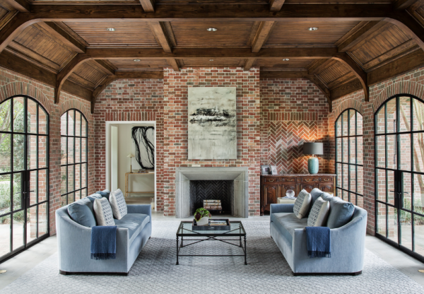 Dinding batu bata ekspos dan langit-langit kayu